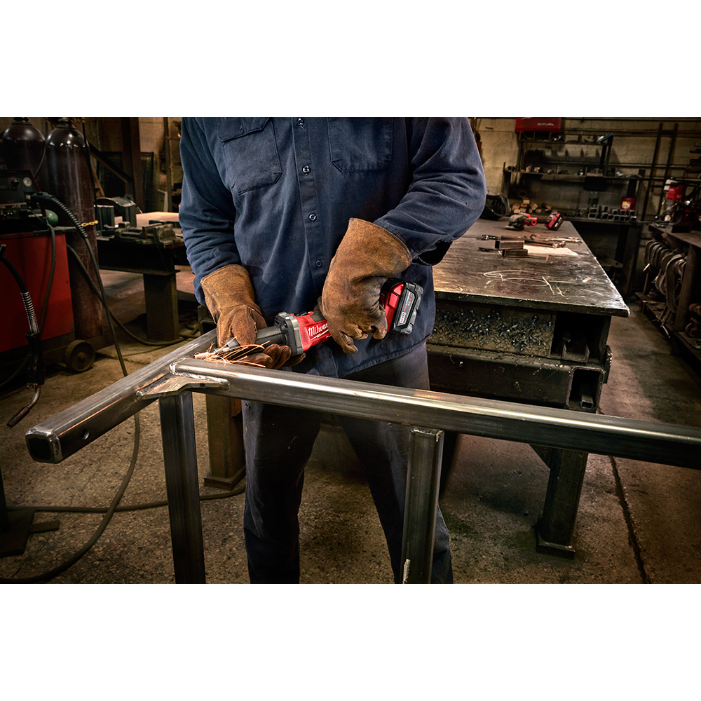 La llave de impacto de torque alto con anillo de fricción 2767 M18 FUEL™ de 1/2" elimina la necesidad de usar una herramienta neumática para esos pernos oxidados y rebeldes al brindar 1,000 lb-pie de torque de sujeción y 1400 lb-pie de torque para romper tuercas. Con una velocidad de remoción 2 veces más rápida, los usuarios podrán hacer el trabajo más rápido y ser más productivos a lo largo del día. Al proporcionar la llave de impacto de alto torque inalámbrica más compacta de la industria con una longitud de 8.39", esta herramienta permite un mayor acceso en espacios reducidos. DRIVE CONTROL™ de 4 modos con el modo de extracción de pernos brinda a los usuarios el mayor control sobre sus sujetadores. El modo de extracción de pernos brinda al usuario más control al quitar sujetadores al reducir la velocidad a 750 rpm una vez que el sujetador se ha soltado. Esta herramienta ofrece una herramienta rápida y fácil de usar. cambios de casquillo libres con un yunque de anillo de fricción de 1/2 pulg.Un material de sobremoldeado de goma de primera calidad le brinda la máxima comodidad durante el uso prolongado y dura más tiempo contra materiales corrosivos.