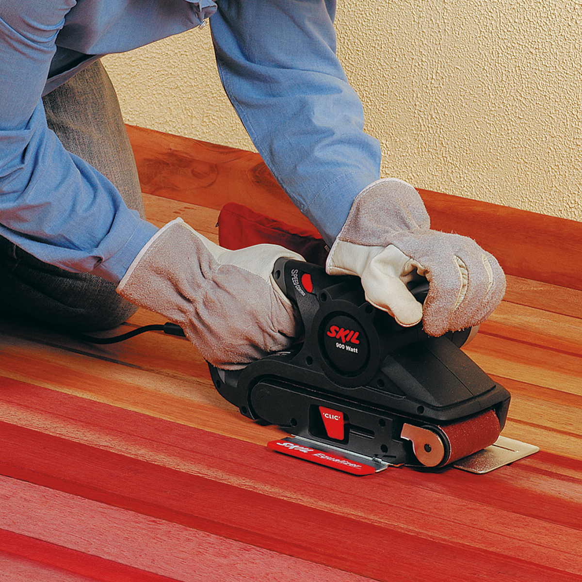 La Lijadora de Banda Skil 7640 es la herramienta que trae practicidad y rapidez en los trabajos de lijado y nivelado en superficies de madera, pinturas, plástico y hasta metal. Tiene 900 Watts de potencia y trabaja con bandas de lija en dimensiones de 76 milímetros de ancho por 533 milímetros de largo. Cuenta con un sistema de fácil cambio de las bandas de lija - a través de palanca