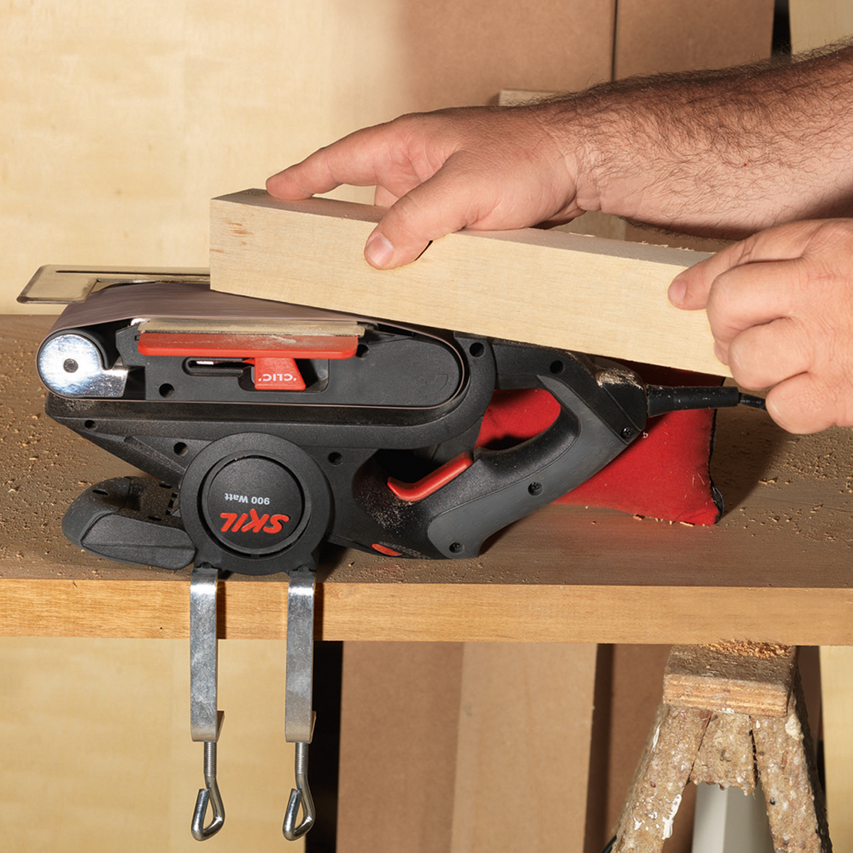 La Lijadora de Banda Skil 7640 es la herramienta que trae practicidad y rapidez en los trabajos de lijado y nivelado en superficies de madera, pinturas, plástico y hasta metal. Tiene 900 Watts de potencia y trabaja con bandas de lija en dimensiones de 76 milímetros de ancho por 533 milímetros de largo. Cuenta con un sistema de fácil cambio de las bandas de lija - a través de palanca