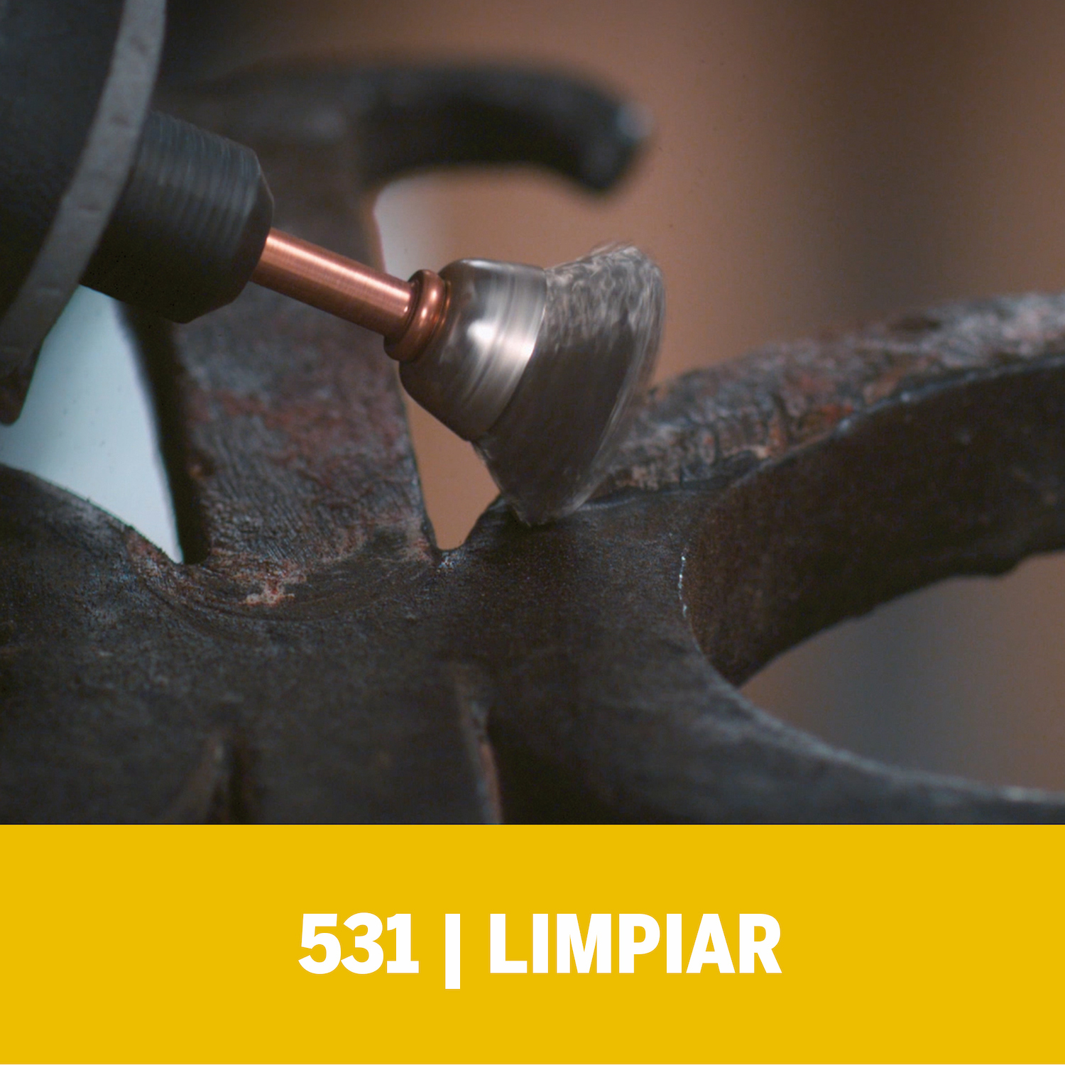 Ideal para limpiar, para desbarbar y para el acabado de superficies de artículos de acero inoxidable, aluminio, plata, peltre u otros metales blancos Muy eficaz sobre superficies planas y en lugares de difícil acceso, como ranuras Cerdas de alambre de acero inoxidable Muy efectivo sobre superficies planas y en lugares de difícil acceso, como ranuras