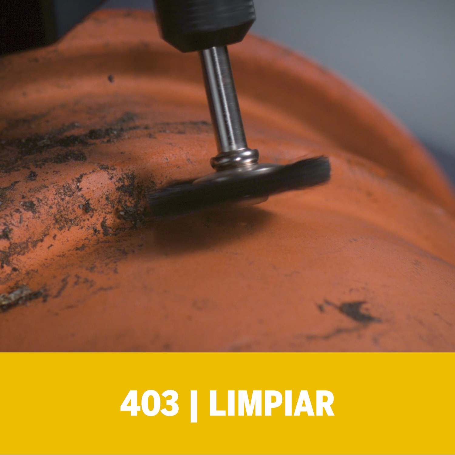 Para limpiar superficies lisas o acanaladuras en materiales como el plástico o el acero.