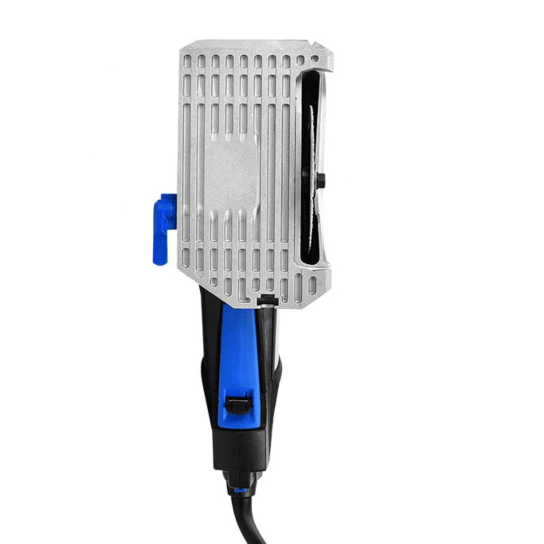 Resumen del producto 7.5 amperios para un corte más rápido y aplicaciones más exigentes Herramienta 3 en 1 para cortes por inmersión, cortes al ras y preparación de superficies que incluyen la eliminación de óxido, pintura y mortero adhesivo. La transmisión mejorada dura 3 veces más que la Saw-Max y su pata metálica y su protector soportan las aplicaciones más duras El kit incluye el disco de carburo para madera US500 de 4", el disco de carburo para madera US600 de 4" y el disco de corte de metal US510 de 3.5" Excelente línea de visión para cortes precisos y seguros